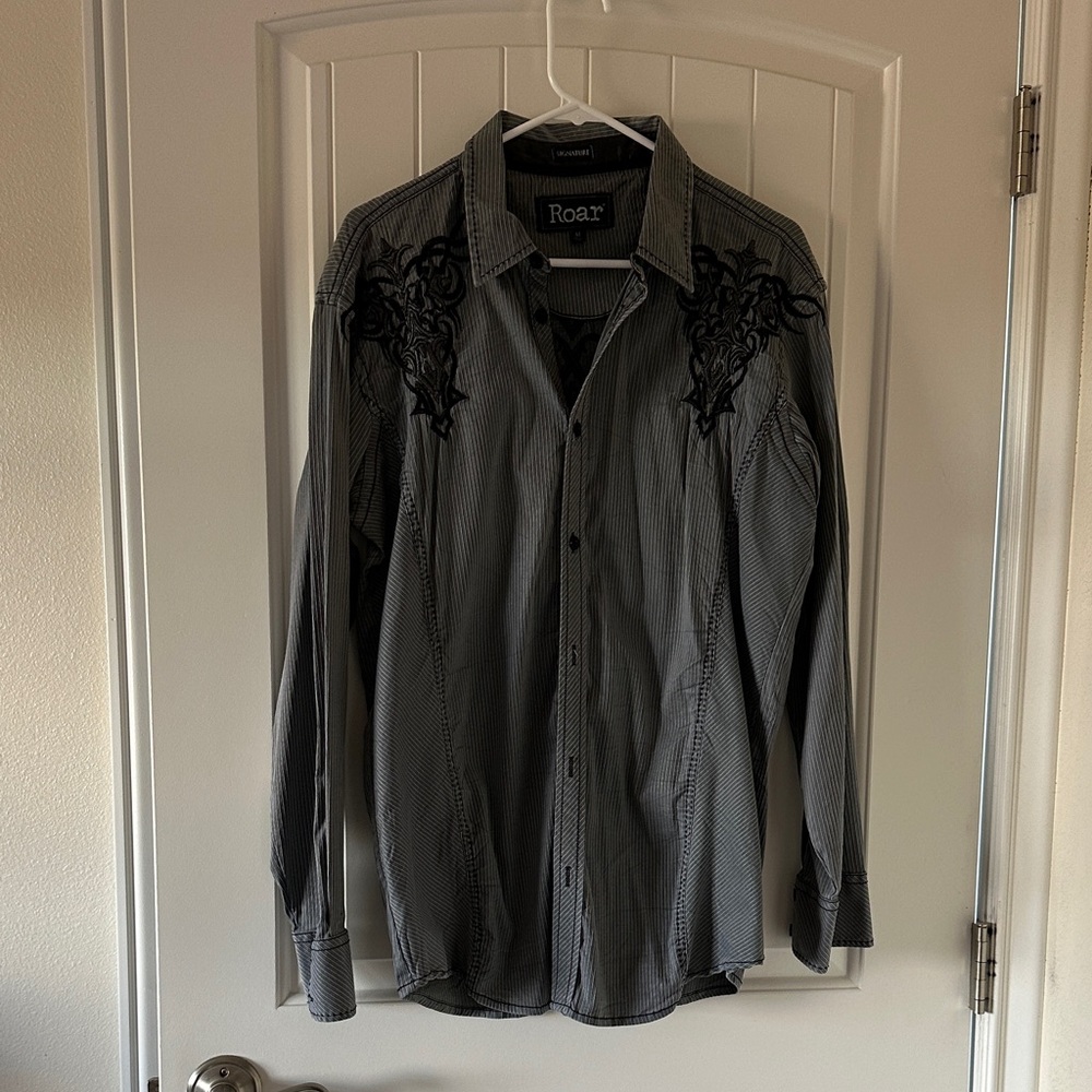 Roar Men's Black and Gray Embroidered Shirt
